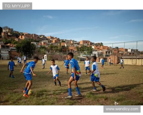 各位足球明星的战靴背后故事与技术揭秘,助力他们在绿茵场上的辉煌表现
